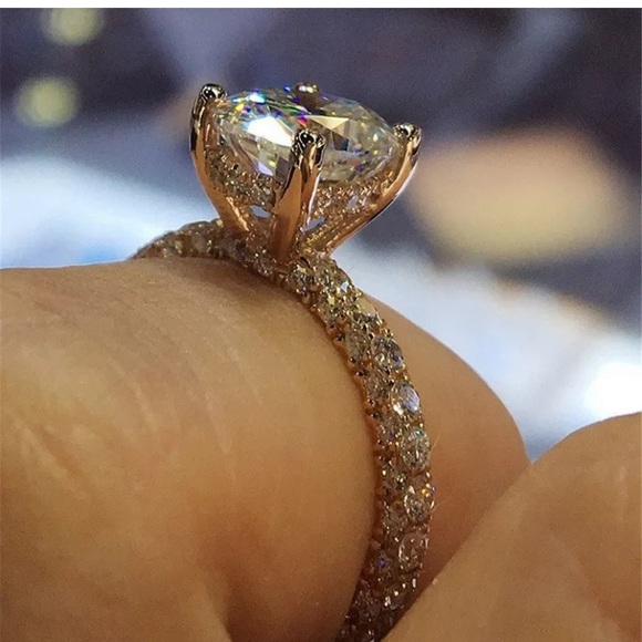 Gorgeous RoseGold Women RingRound Cut WhitSapphire - Picture 3 of 7